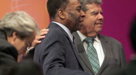 En la foto, José Palacios (d) junto al astro de futbol Pelé. ARCHIVO /