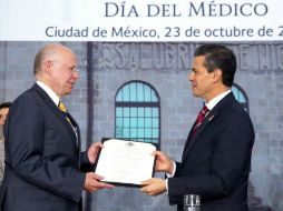 En el marco del Día del Médico, Peña Nieto otorgó un reconocimiento al mérito médico al rector Narro Robles. ESPECIAL /