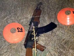 El menor portaba una réplica de rifle al momento de ser abatido por elementos policiacos. AP /