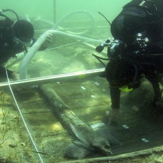 Investigan restos de un barco de 1900 hallado en una playa de Florida