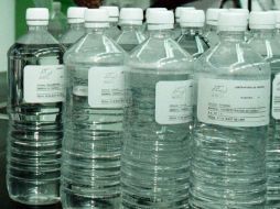 Beber agua se ha convertido en una moda. ARCHIVO /