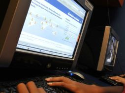 El anonimato que permiten las redes facilita que los jóvenes que son acosados puedan convertirse en acosadores. ARCHIVO /