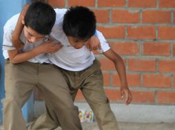 Los empujones, golpes o lesiones, se consideran como acoso físico. ARCHIVO /