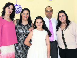 Con los papás y las madrinas. Elisa y Angélica Tello, Regina Rosas Tello, Eduardo Rosas y Ale Salas.  /