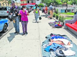Sin control. El comercio ambulante es uno de los puntos que se pretende regular en la zona.  /