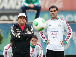 Miguel Herrera (i) y Rafael Márquez (d) observan a compañeros durante un entrenamiento en el Centro de Alto Rendimiento. EFE /