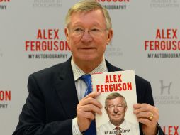 El técnico de 71 años, dejó el Manchester United al final de la pasada temporada después de dirigirlo durante 26 años. ARCHIVO /