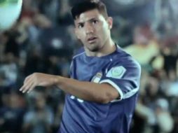 Sergio Agüero hace gala de sus dotes técnicas. ESPECIAL /