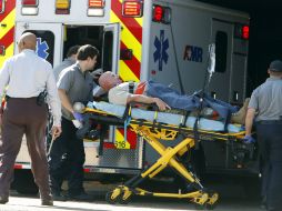 Uno de los soldados heridos en el tiroteo es trasladado a una ambulancia. AP /
