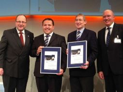 López Castellanos (2do. de izq. a der.) recibió el reconocimiento en el marco de una ceremonia en Berlín. ESPECIAL /