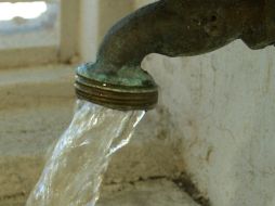 La Secretaria de Salud de Jalisco recomienda no ingerir o utilizar para cocinar agua de la llave. ARCHIVO /