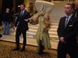 En todo momento Gaga se apoyó del brazo de su guardaespaldas; evidentemente su visibilidad era nula. Tomada de @tobeymonster. ESPECIAL /