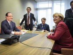 François Hollande (i), presidente de Francia, y Ángela Merkel (d) canciller de Alemania. EFE /