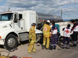 Bomberos locales y paramédicos realizaron el rescate de las víctimas. ESPECIAL /
