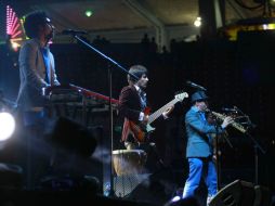 Los Amigos Invisibles aparecieron a petición del público en punto de las 21:45 horas con el tema Robot love.  /