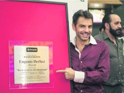 Derbez develó una placa conmemorativa por el récord en taquilla que implantó su ópera prima, ''No se aceptan devoluciones''.  /