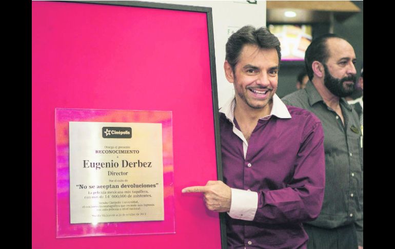 Derbez develó una placa conmemorativa por el récord en taquilla que implantó su ópera prima, ''No se aceptan devoluciones''.  /