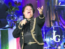 El ''Divo de Juárez'' celebró 40 años de trayectoria ante casi siete mil personas en el Auditorio Telmex. EFE /