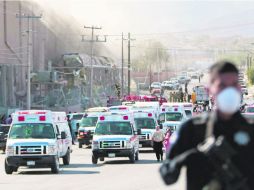 Al menos una treitena de ambulancias arribaron el lugar. Las autoridades estiman que al momento del accidente había unas 300 personas AFP /