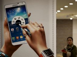 El nuevo 'Smartphone' de Samsung tiene capacidad para detectar movimientos sin tocar la pantalla y Full HD. AP /