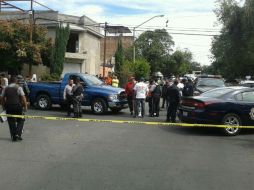 Al sitio arribaron más unidades que lograron someter a los presuntos delincuentes que se encontraban en dos vehículos. ESPECIAL /