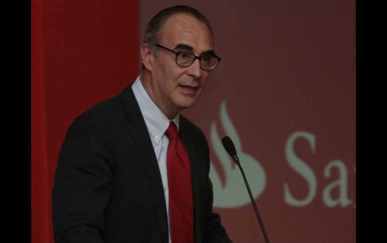 Ernesto Cervera Gómez, director general de GEA Grupo de Economistas y Asociados, dio la charla.  /