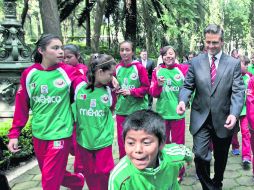 Enrique Peña Nieto prometió otorgar estímulos económicos y apoyar en mejorar las instalaciones donde entrenan los niños y las niñas. NTX /