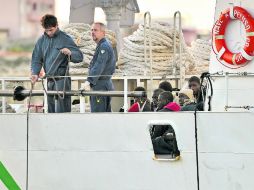 Marinos italianos prestaron auxilio a por lo menos cinco embarcaciones atestadas con 705 ilegales, cerca de Sicilia. AFP /