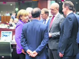 La canciller alemana Angela Merkel (espiada por EU), dialoga con otros líderes europeos. AP /