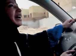 Algunas féminas subieron a internet videos en los que manejan coches. AP /