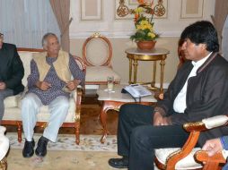 El Premio Nobel de la Paz 2006, Muhammad Yunus (i), conversó ayer con el presidente boliviano. EFE /