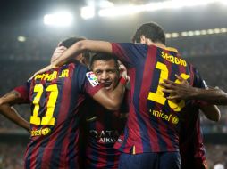 Alexis Sánchez celebre con sus compañeros el gol que en el minuto 78 liquidó el partido. EFE /