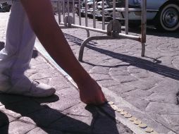 La dinámica consiste en que la gente deje 10 pesos en un círculo alrededor de la glorieta de la Minerva.  /