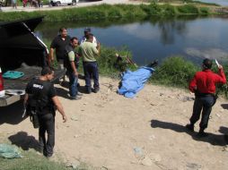 Bomberos de El Salto y personal de la FIscalía acudieron a donde se encontraba el cuerpo.  /
