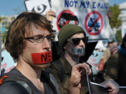 Jóvenes se manifiestan para exigir que paren la vigilancia de la NSA. AFP /