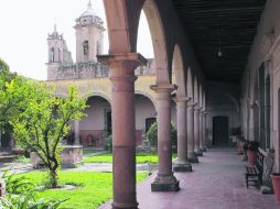 CURSO. De la capilla continúa la fabulosa casa grande, con un pórtico de tres arcos dóricos en medio punto, sobre columnas redondas.  /