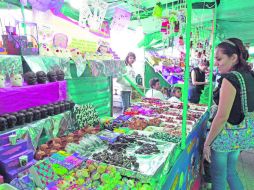 Desde el 15 de octubre y hasta el 15 de noviembre, se levantan puestos donde se venden desde dulces hasta disfraces.  /