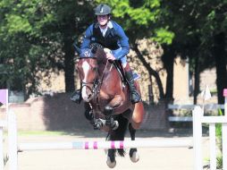 Alejandro Vizcaino se impuso a lomos de ''ZZ Top'' en el Club Hípico Alamitos.  /