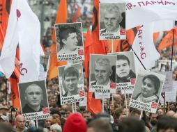 Protestantes rusos muestran imágenes de activistas encarcelados. EFE /
