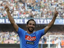 Gonzalo Higuain celebra tras anotar gol en el estadio de San Paolo. AP /