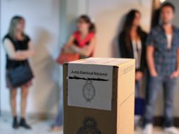 Las elecciones, a las que están convocados 30.5 millones de argentinos, se están desarrollando con rapidez. EFE /