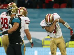 Kaepernick (D) no tuvo grandes números pero sí los suficientes para apalear a Jacksonville. AP /