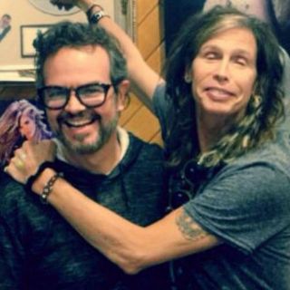 Aleks Syntek se toma foto con Steven Tyler
