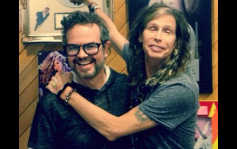 En la fotografía, Syntek aparece muy sonriente mientras Tyler lo abraza. Tomada de: @syntekoficial en Twitter. ESPECIAL /