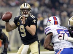 Drew Brees (9) tuvo una actuación sin errores y guió a una fácil victoria de los Santos. AP /