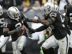 Mike Jenkins (21) interceptó un pase en una buena actuación de la defensiva de Oakland. AP /