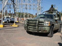 Elementos del Ejército realizan un operativo para evitar nuevos atentados a las instalaciones eléctricas. EFE /