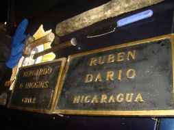 Autoridades aseguraron las placas que Germán García ya había desprendido, además de herramienta. ESPECIAL /