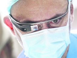 Primicia. El odontólogo Pedro Peña durante la intervención quirúrgica. EFE /