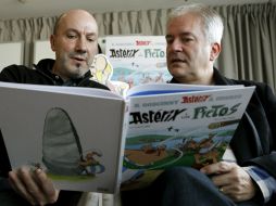 El guionista Jean- Yves Ferri (i) y el dibujante Didier Conrad, los nuevos autores de Astérix. EFE /